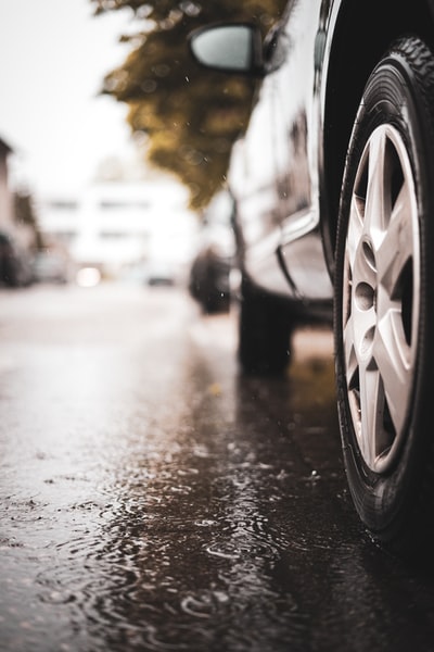 辆黑色轿车将在雨天道路
